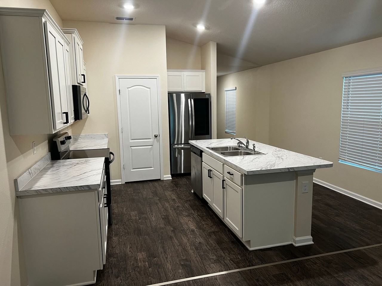 209 Teakwood Dr - Photo 3 of 13