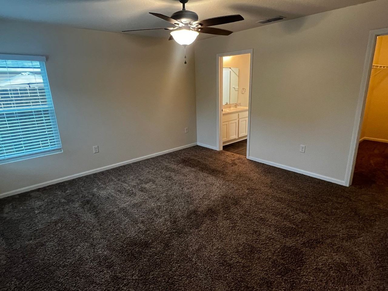209 Teakwood Dr - Photo 4 of 13