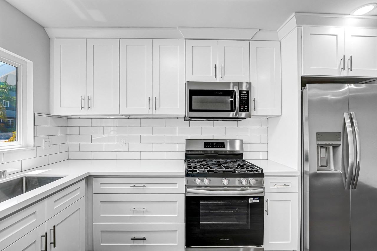 978 Barrington - Photo 2 of 4