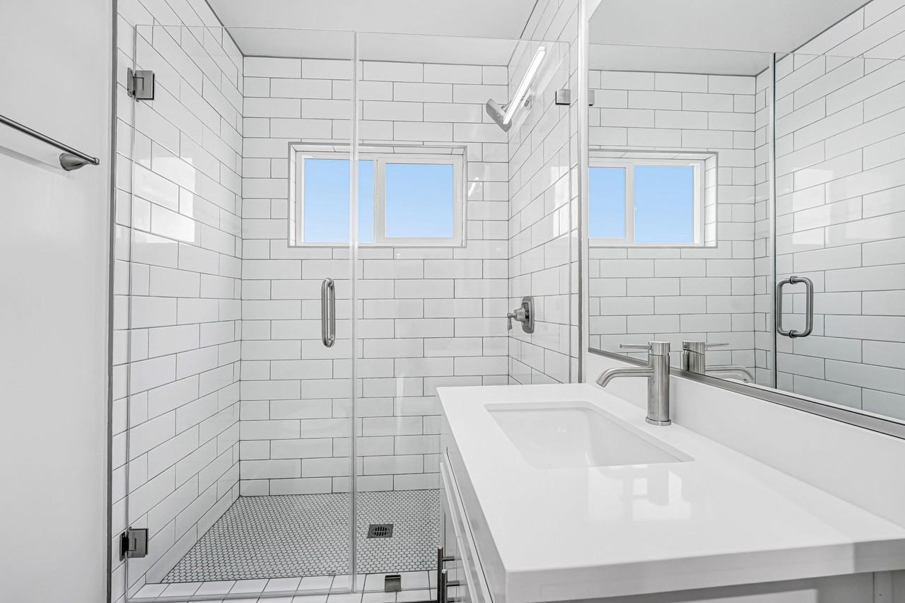 978 Barrington - Photo 3 of 4