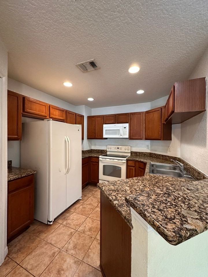 4600 4600 E Moody Blvd 12 B - Photo 6 of 19