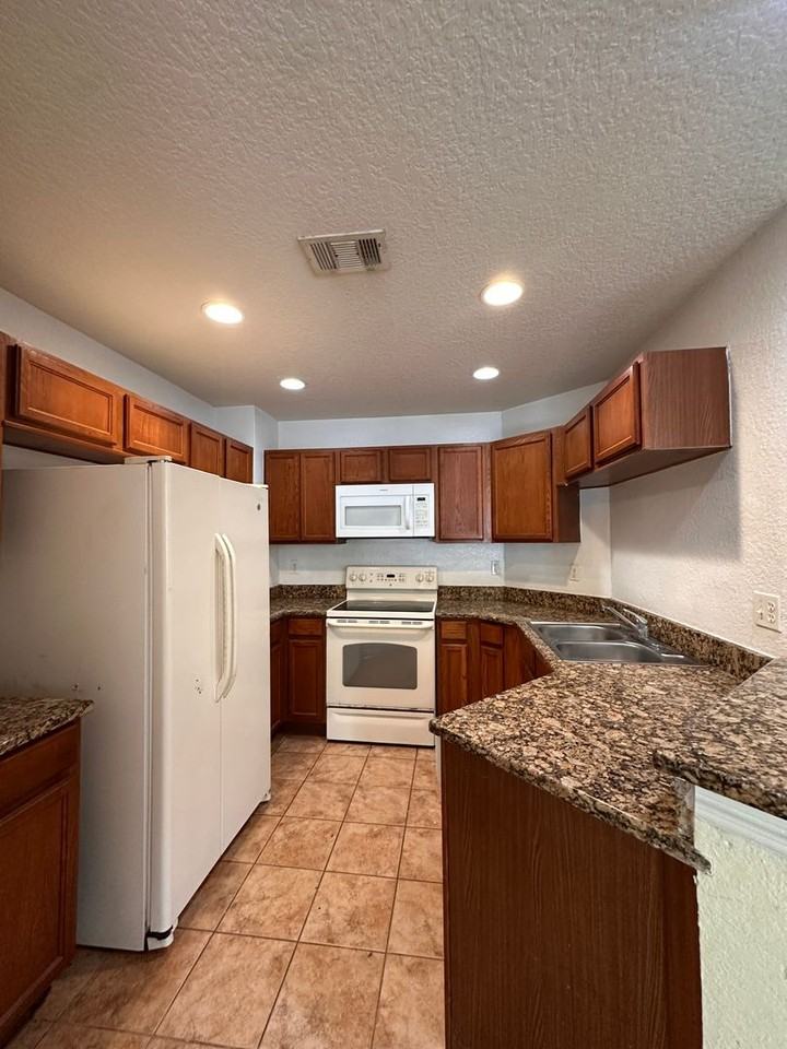 4600 4600 E Moody Blvd 12 B - Photo 7 of 19