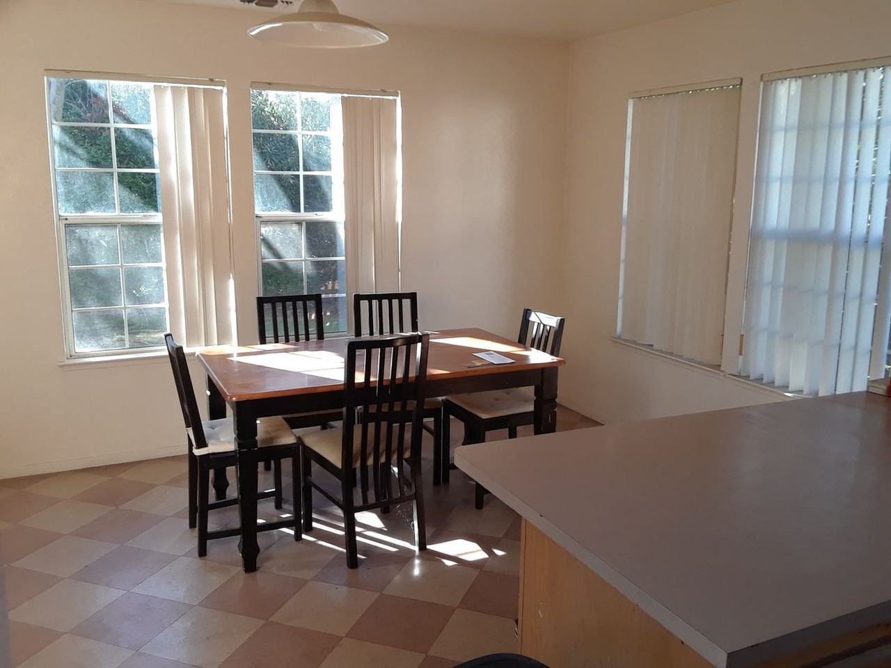 2700 Sycamore Ln - Photo 2 of 12