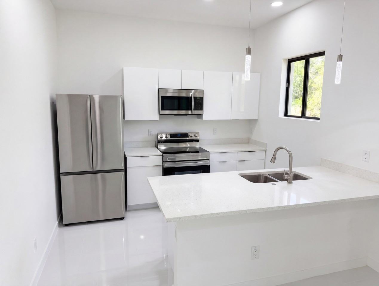 728 Crestline Avenue Southclientes@realtymiamigroup.com #1 - Photo 5 of 32