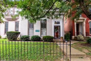 featured image of 118 E Oak St
