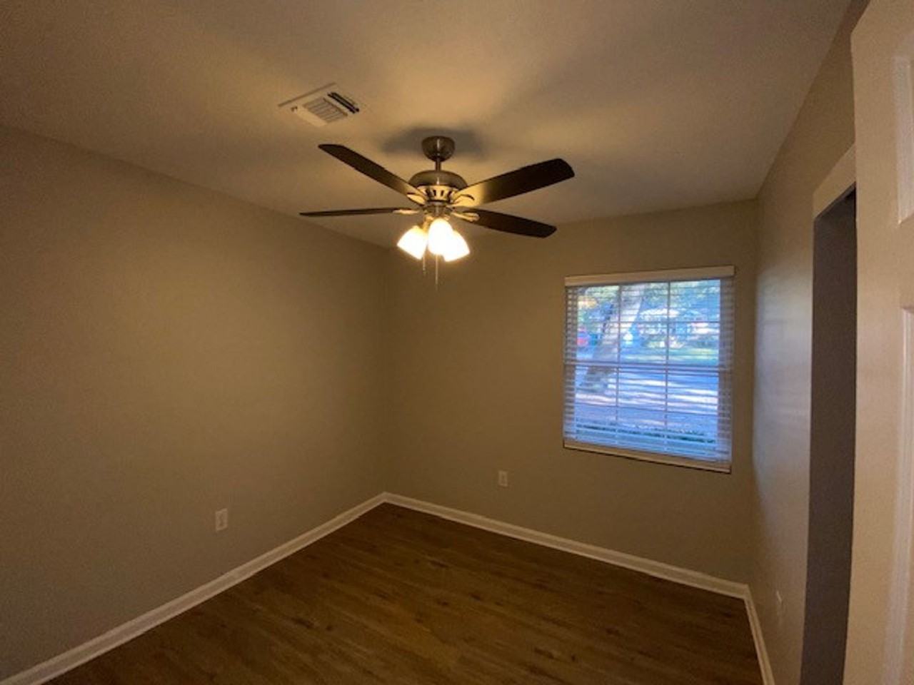 208 20th St - Photo 4 of 19