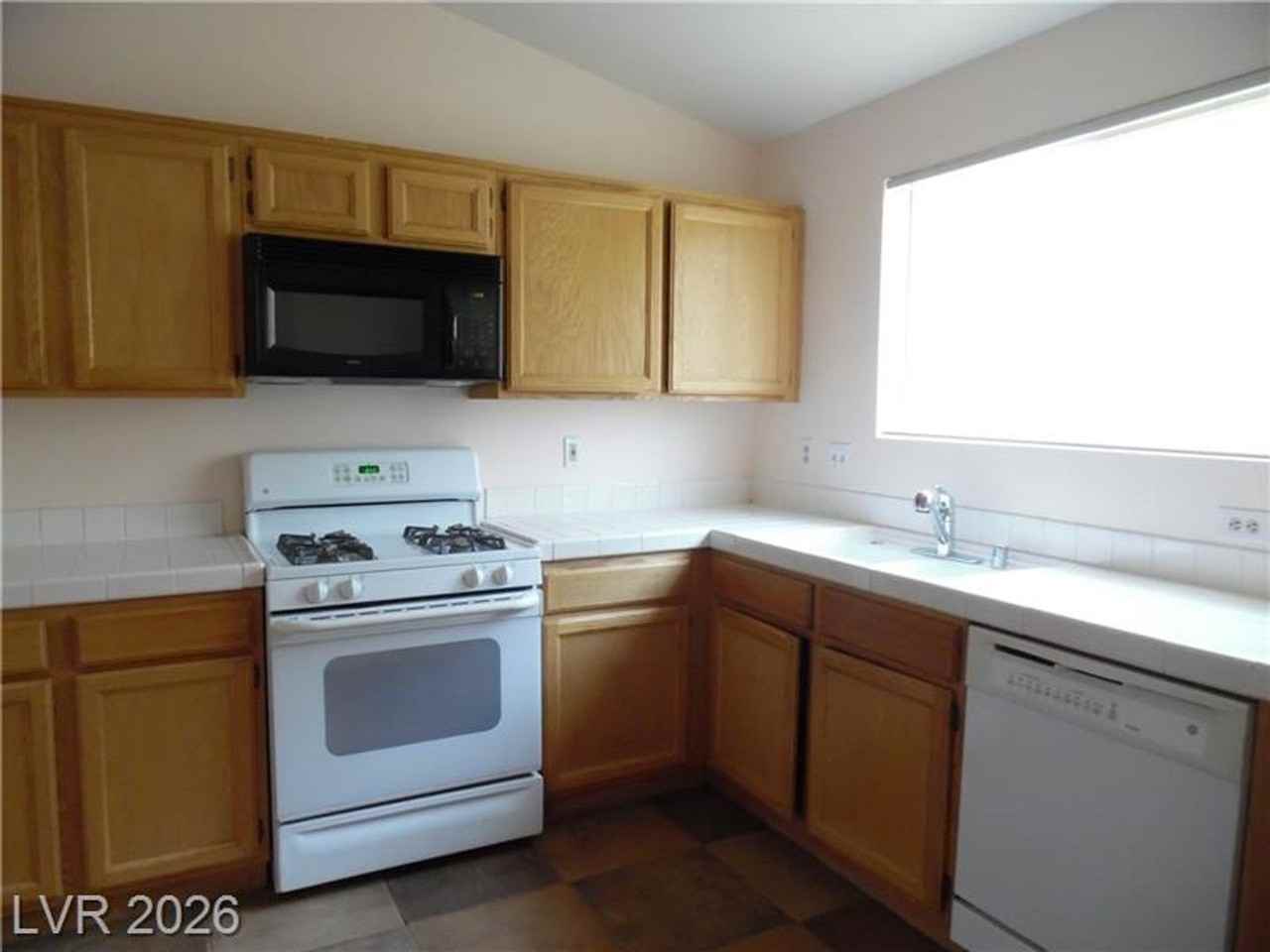 701 Gullwing Ln - Photo 2 of 17