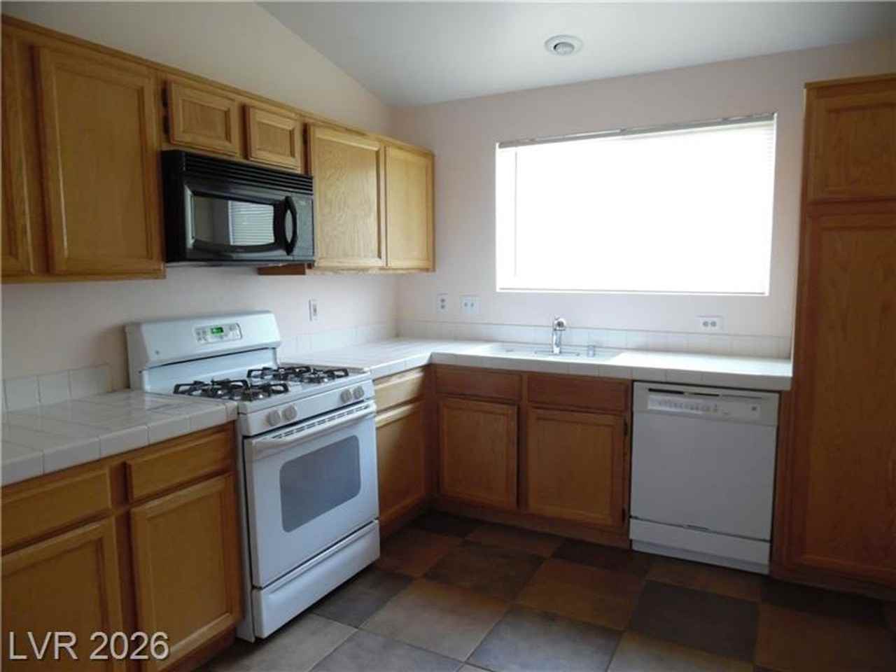 701 Gullwing Ln - Photo 3 of 17