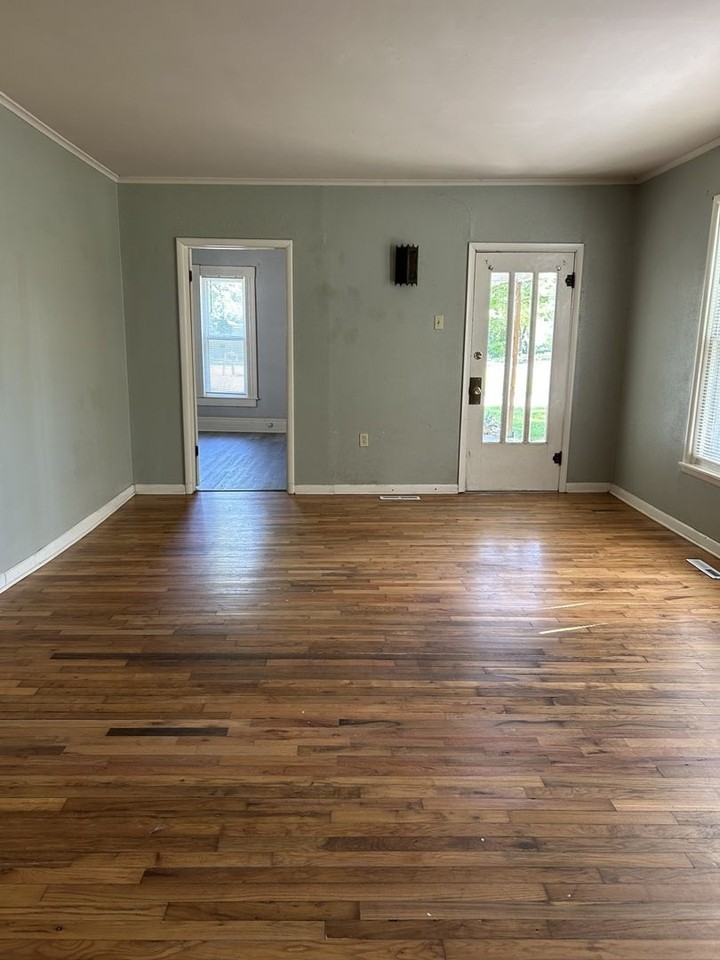 601 E 9th St - Photo 2 of 10