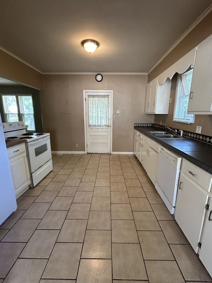 601 E 9th St - Photo 3 of 10