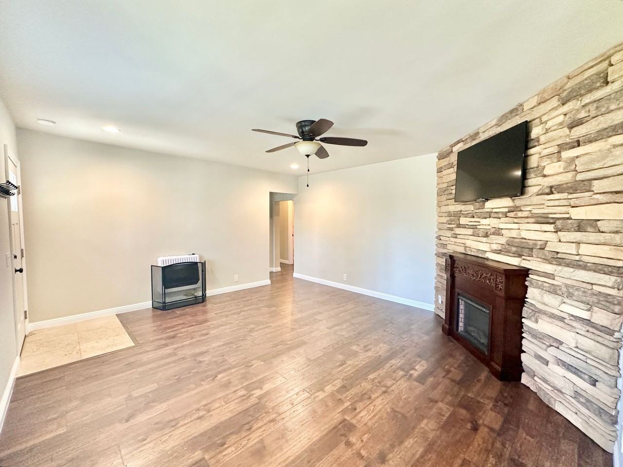2655 S Mission Rd - Photo 6 of 35