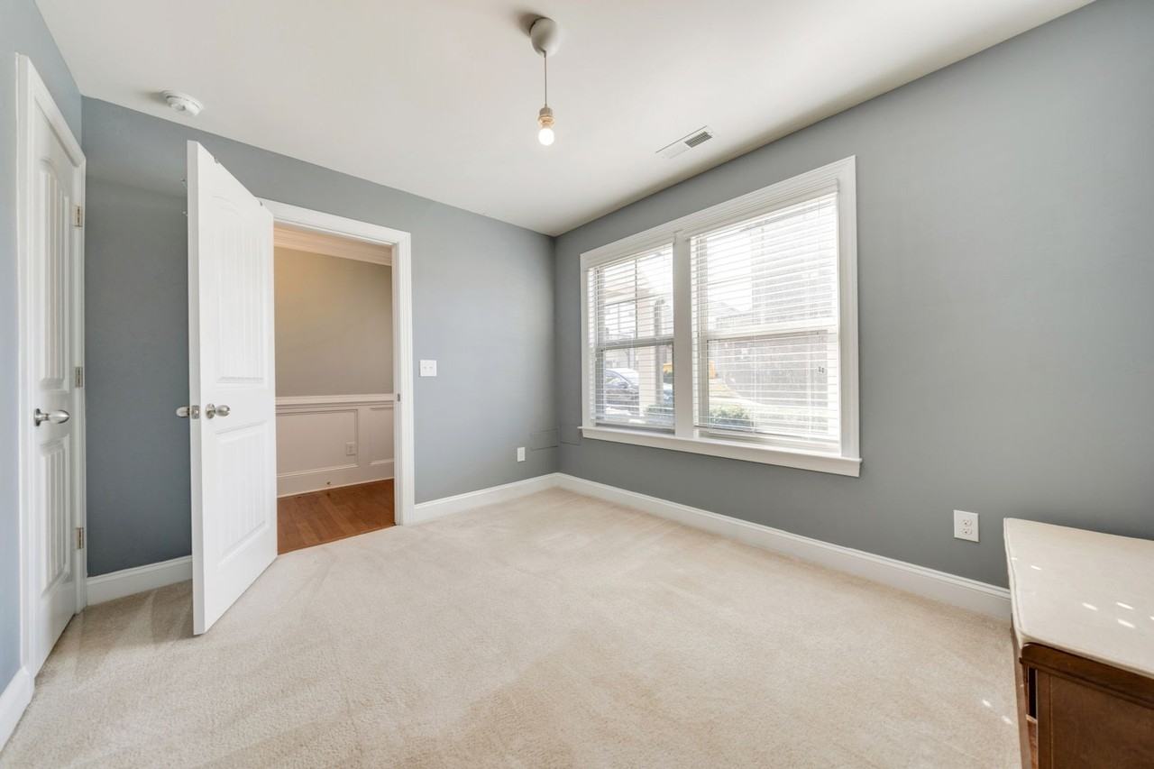 405 Village Commons Ln - Photo 3 of 15