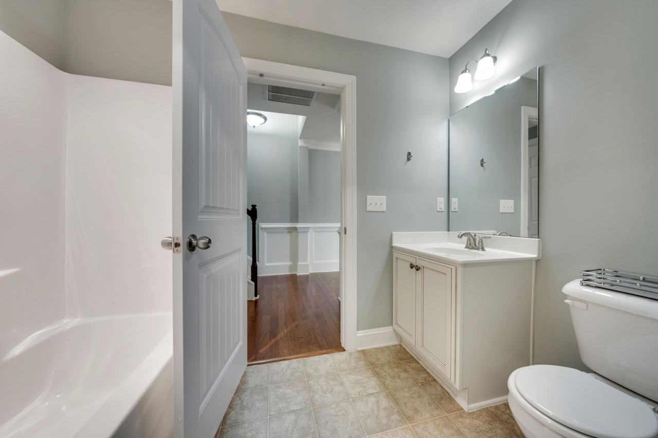 405 Village Commons Ln - Photo 4 of 15