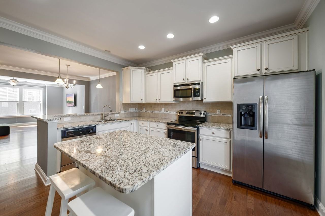 405 Village Commons Ln - Photo 5 of 15