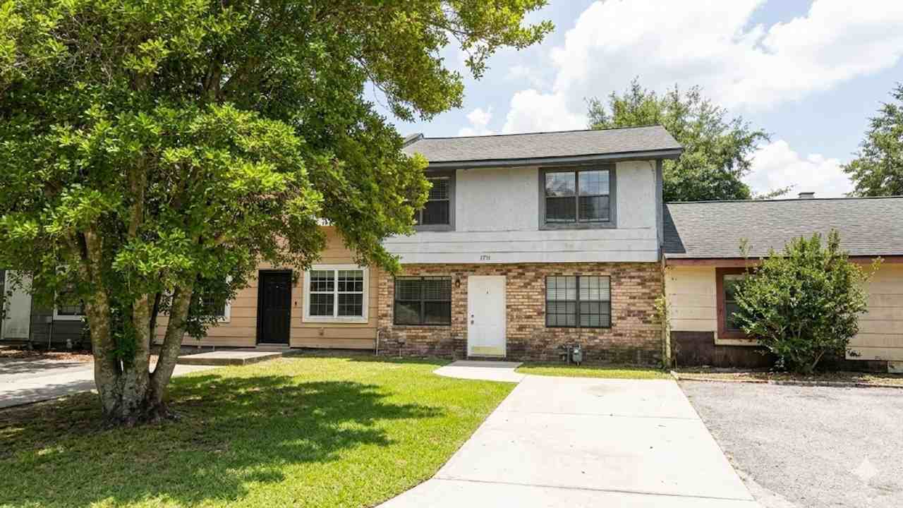 818 Lesa St - Photo 2 of 10