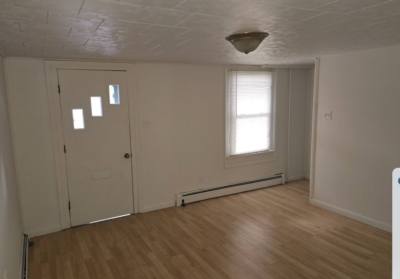 83 Andrewsville St - Photo 4 of 24
