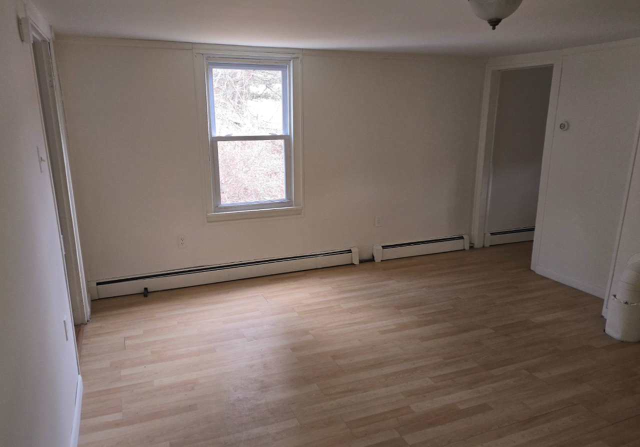 83 Andrewsville St - Photo 7 of 24