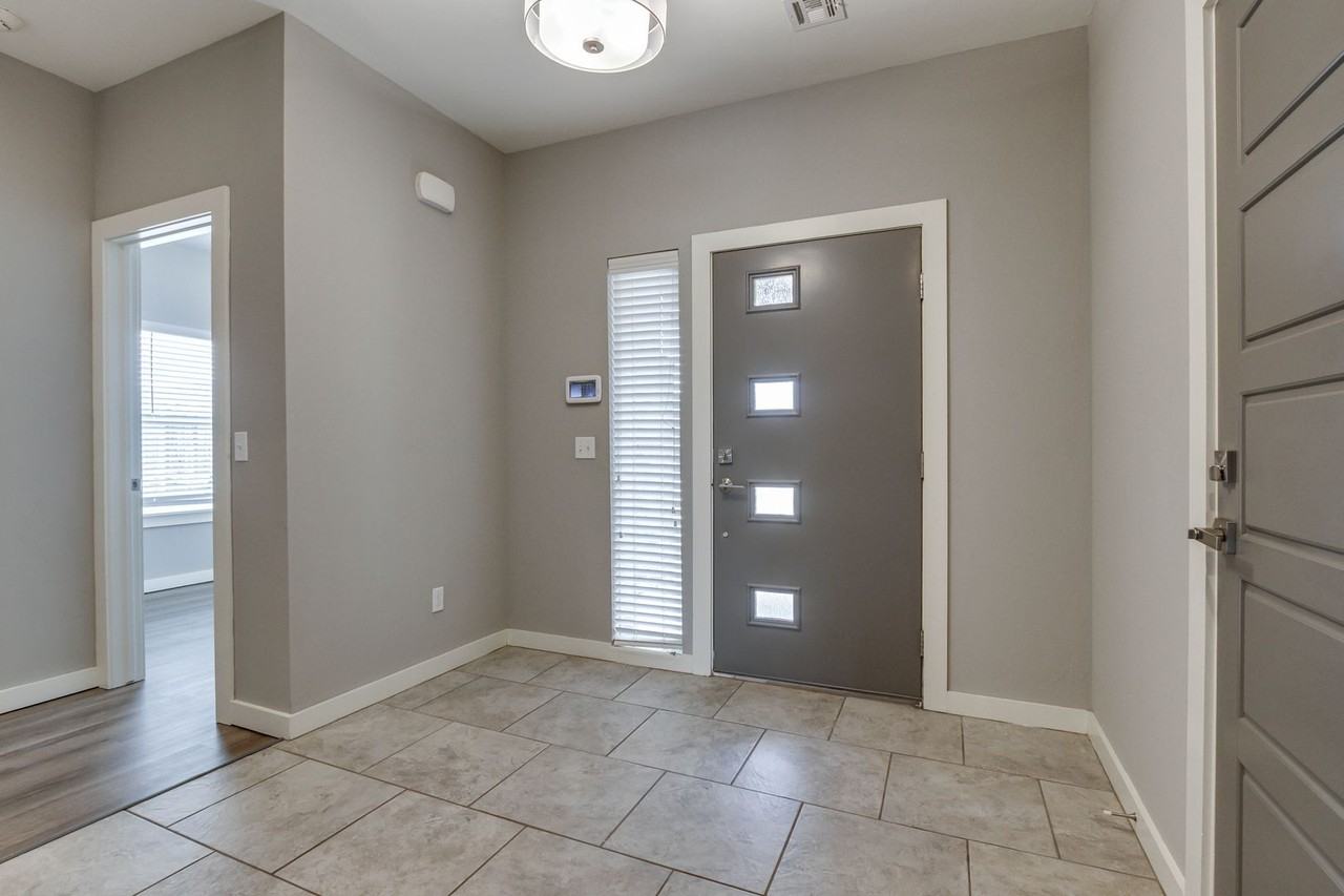 9428 Nw 91st St - Photo 5 of 48