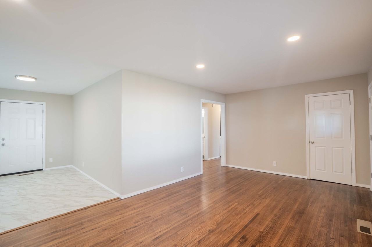 815 N Hudson Ave - Photo 2 of 8