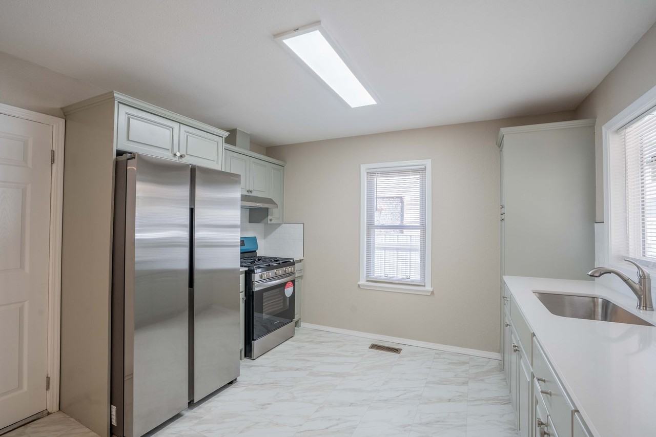 815 N Hudson Ave - Photo 3 of 8