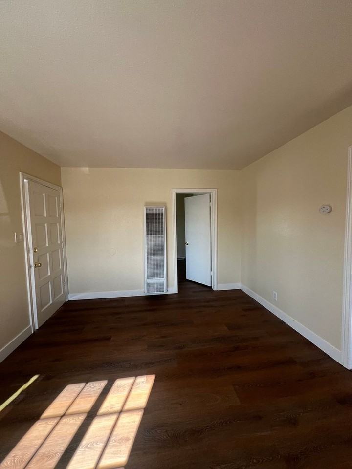 16217 Prairie Ave - Photo 4 of 6