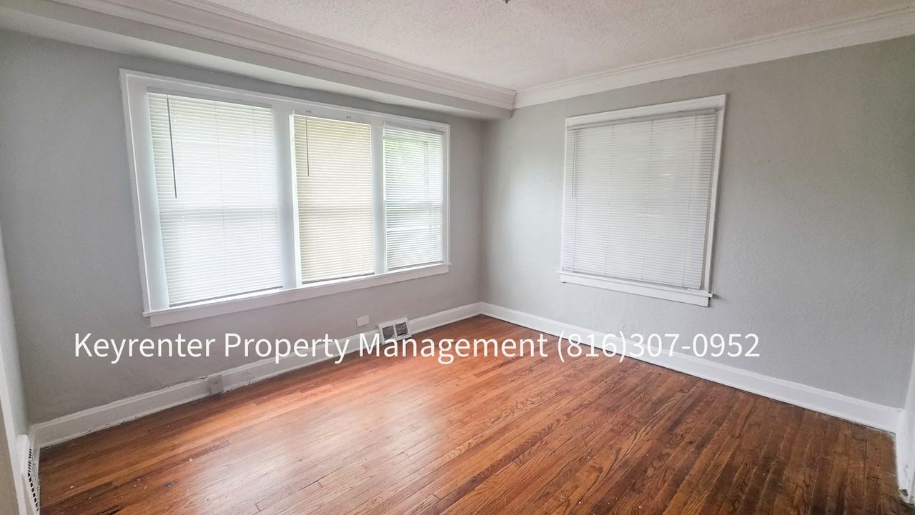 2607 E 73rd St - Photo 6 of 23