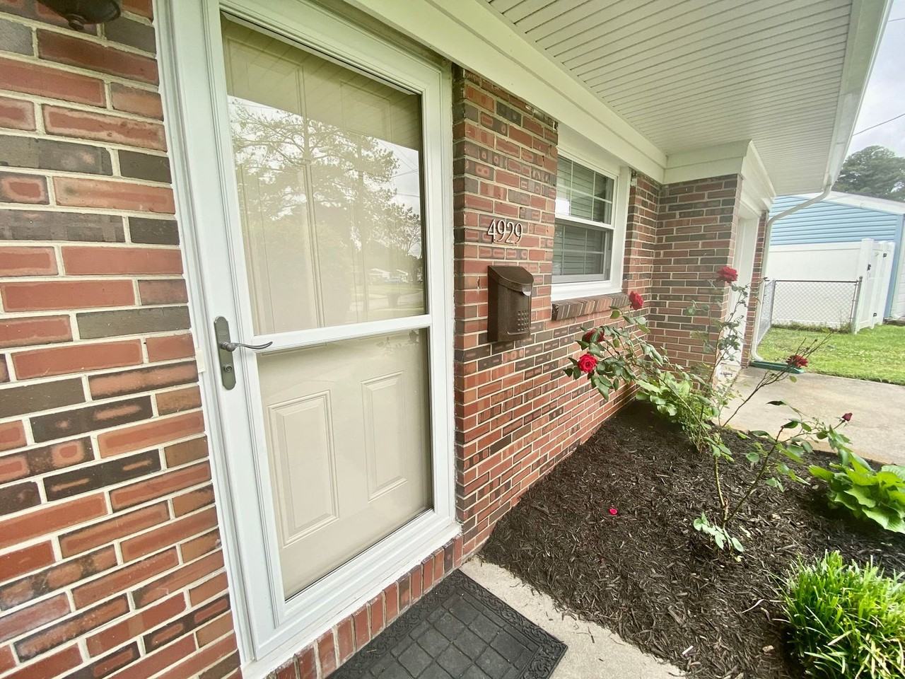 4929 Whitman Ln - Photo 4 of 33