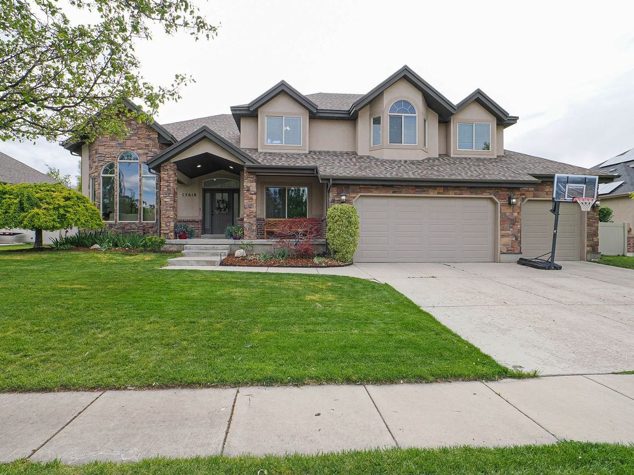 15618 S Thunder Gulch Dr - Photo 2 of 50
