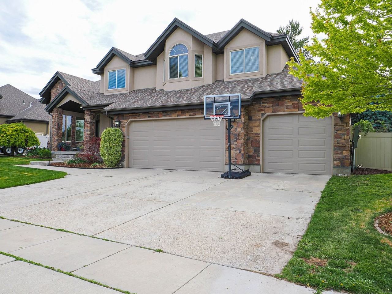 15618 S Thunder Gulch Dr - Photo 3 of 50