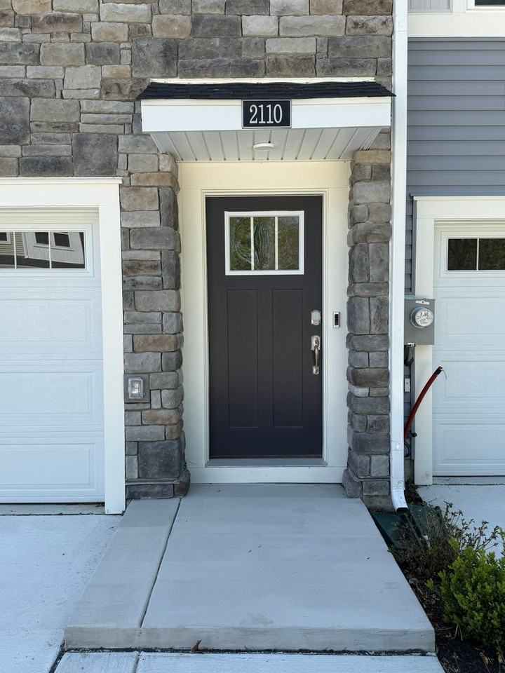 2110 Winterberry Ln - Photo 2 of 29