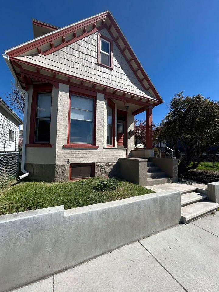 1005 W Park St - Photo 2 of 20