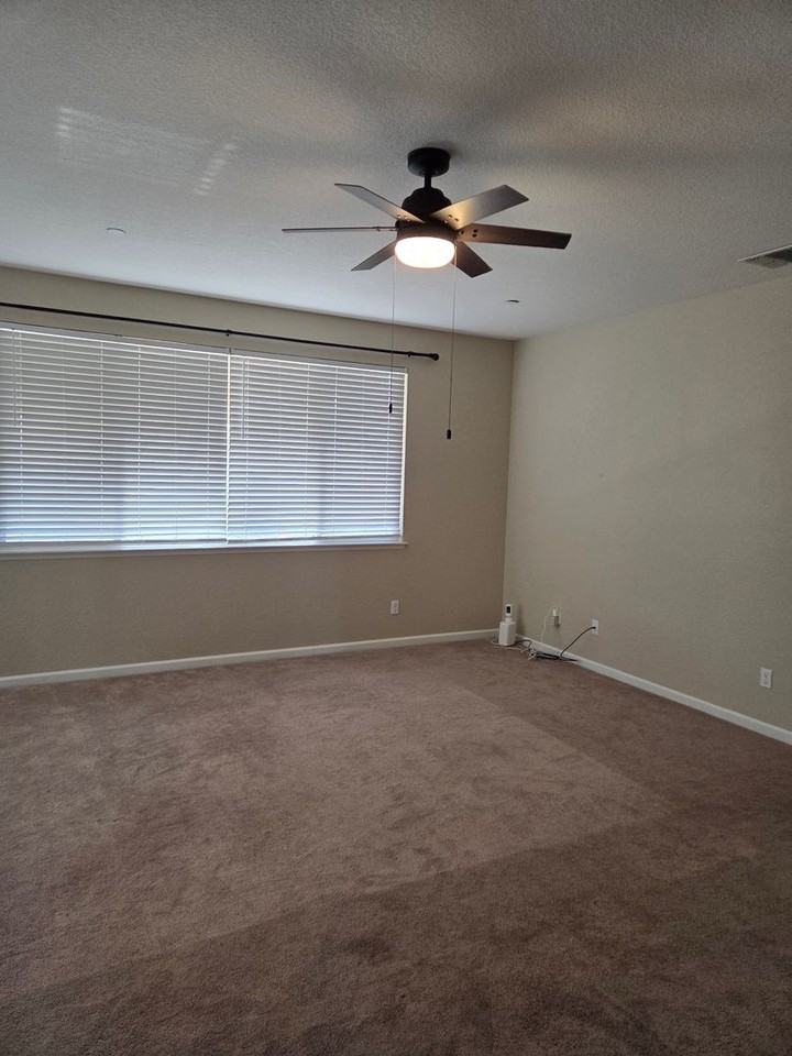 1443 Greenbrier Dr - Photo 5 of 33