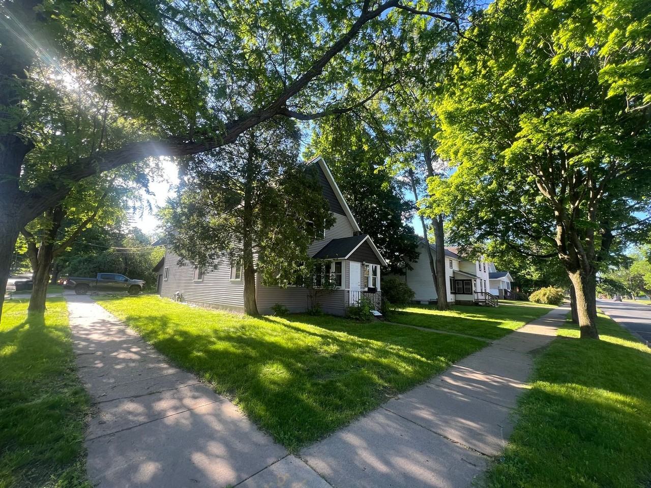 1002 9th St E - Photo 3 of 3