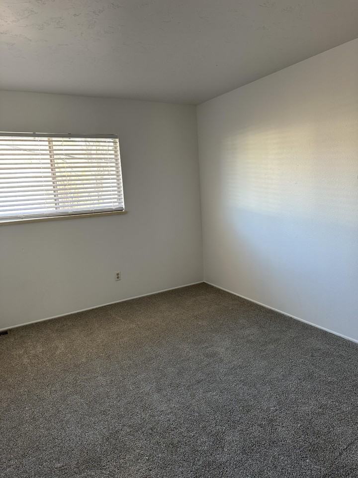 942 Northern Way #1 - Photo 7 of 9