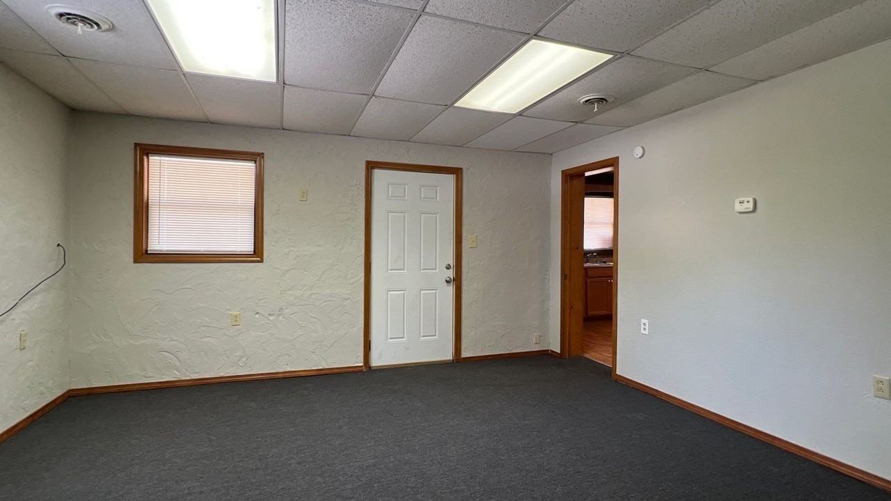 207 Lincoln Dr #207 - Photo 3 of 11