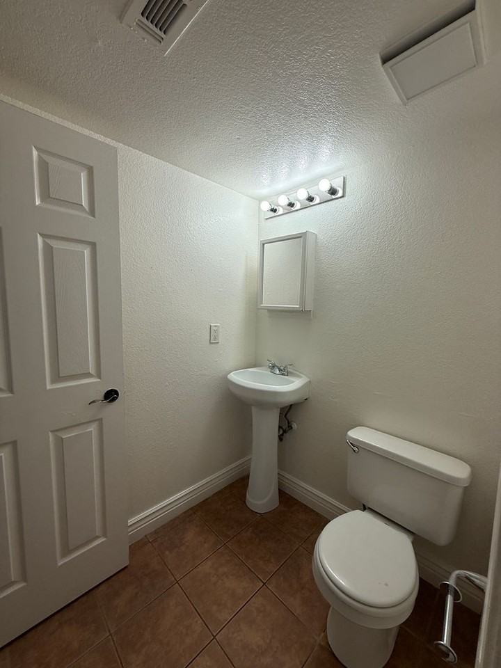2735 Applewood Dr - Photo 4 of 16