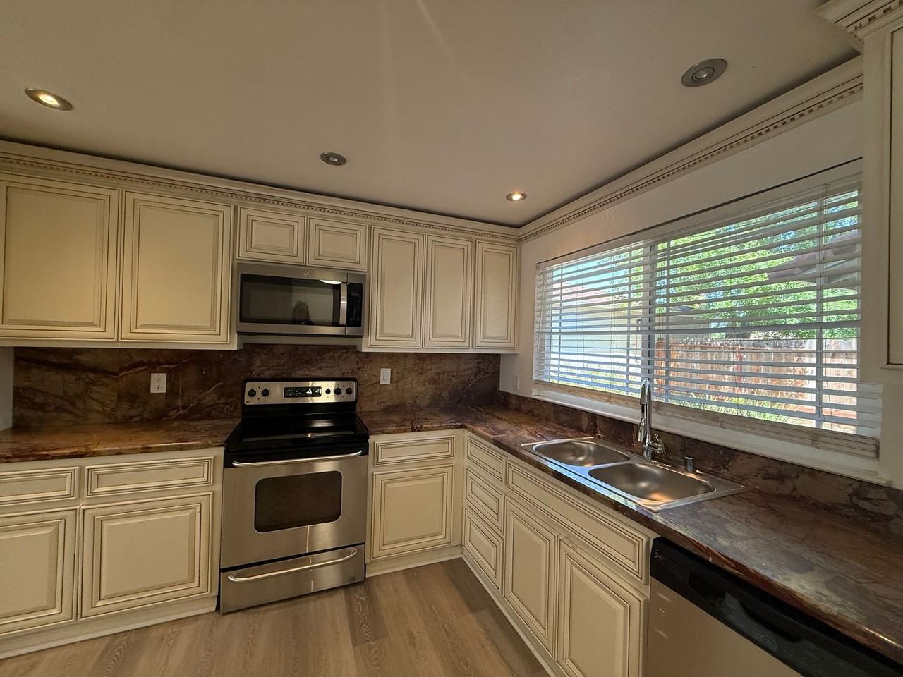 2735 Applewood Dr - Photo 5 of 16