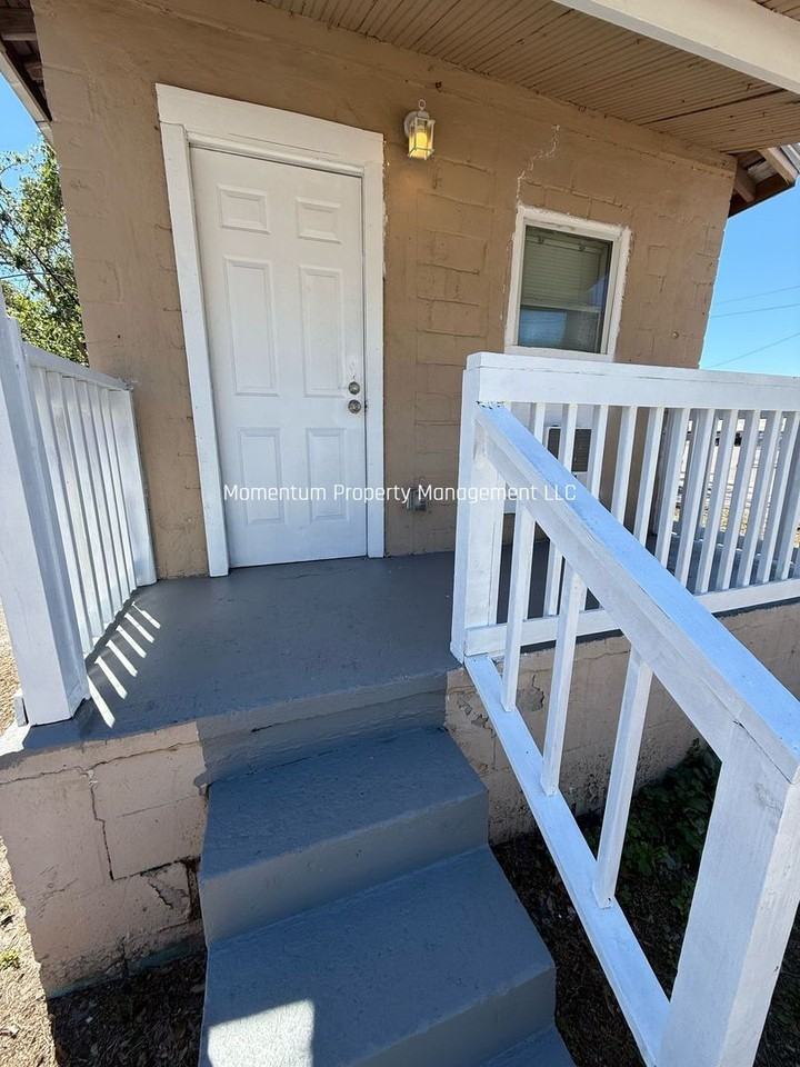 2501 E Chelsea St - Photo 2 of 7