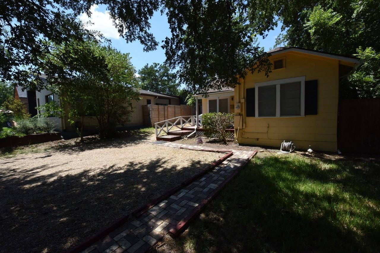 9015 San Leandro Dr - Photo 2 of 19