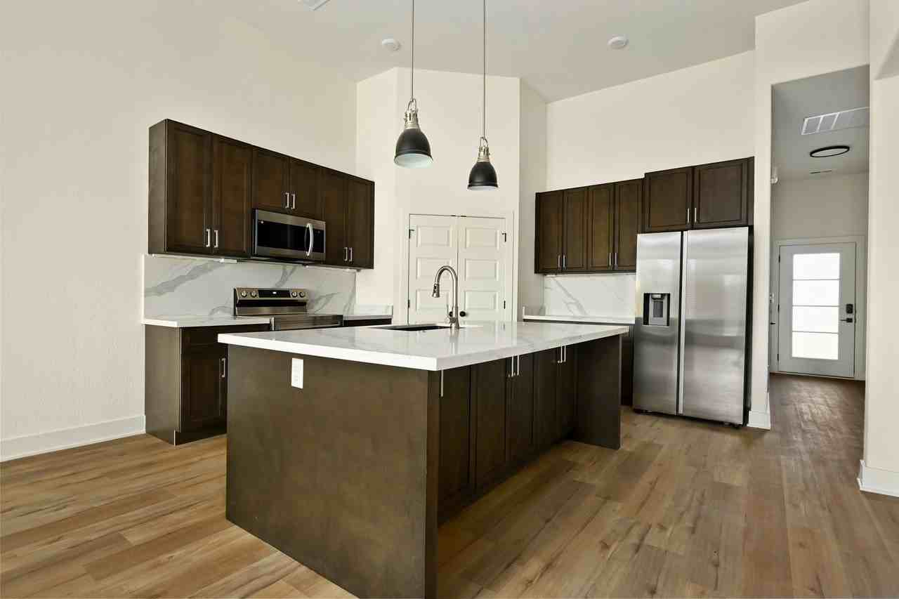 223 E Pine St - Photo 5 of 18