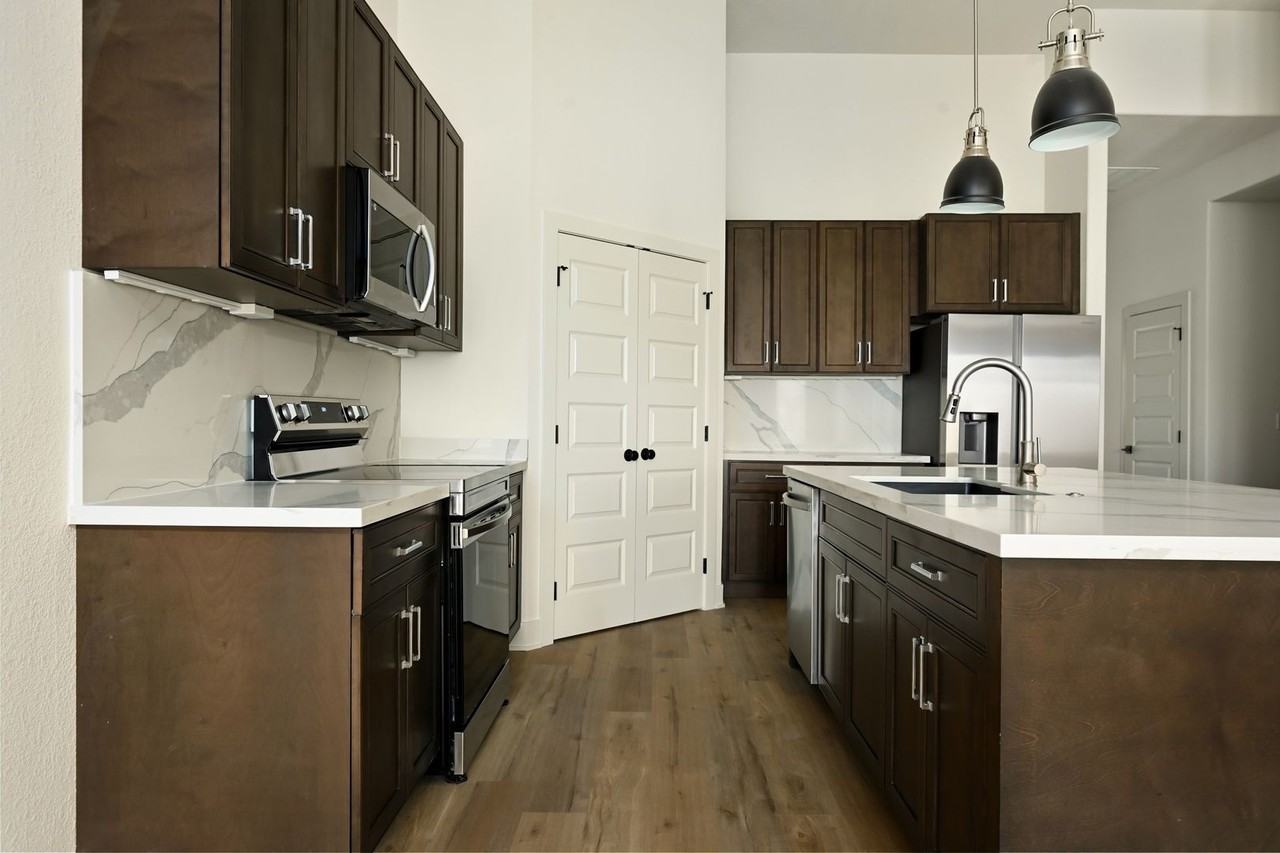 223 E Pine St - Photo 6 of 18