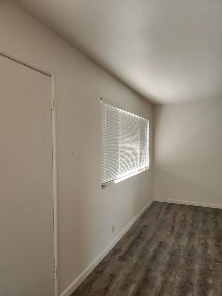 821 Burke Ave - Photo 4 of 15