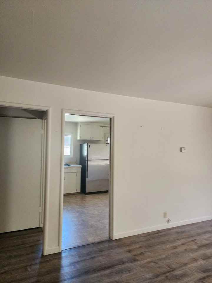 821 Burke Ave - Photo 6 of 15