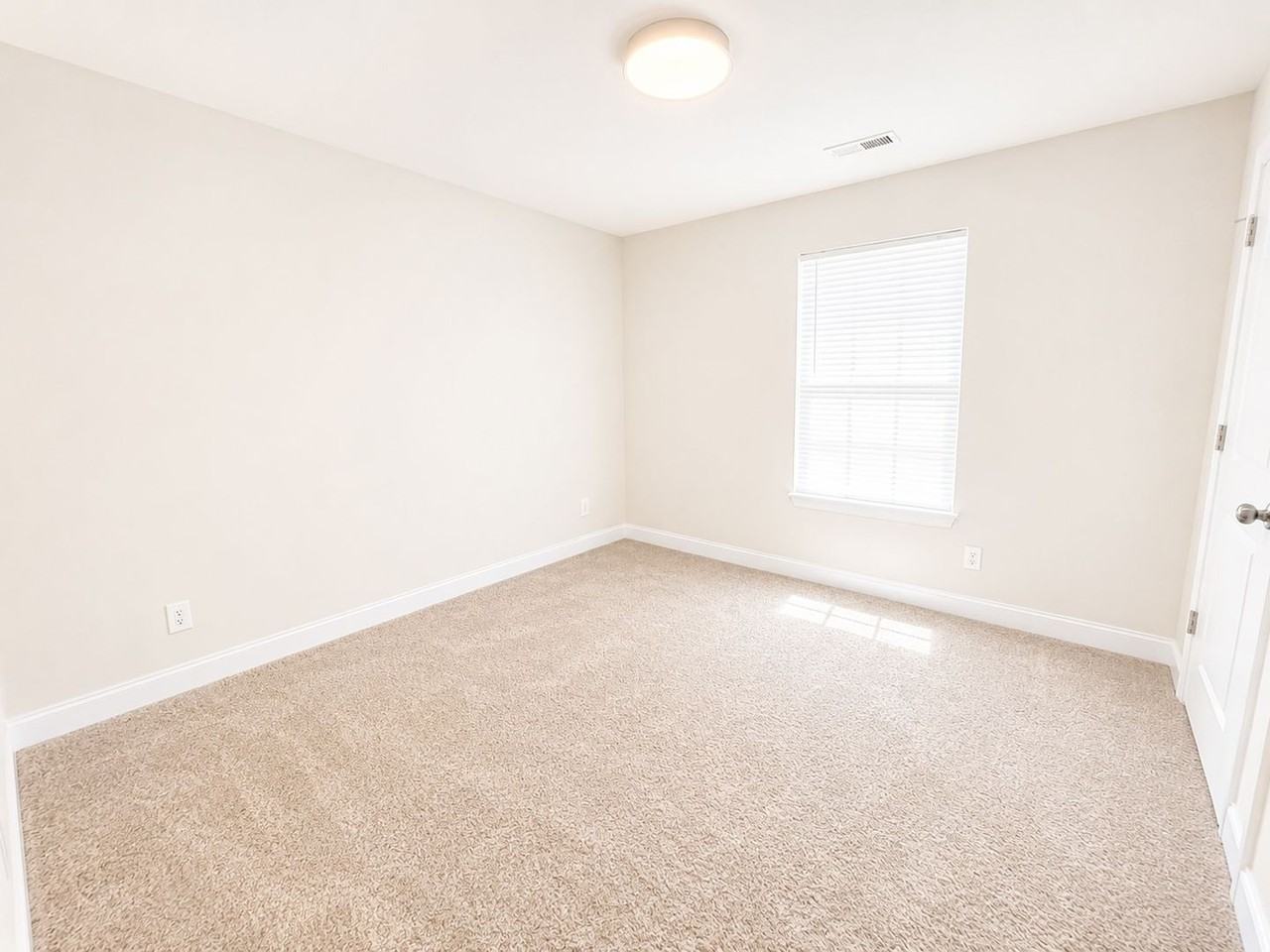 523 Leland St - Photo 6 of 8