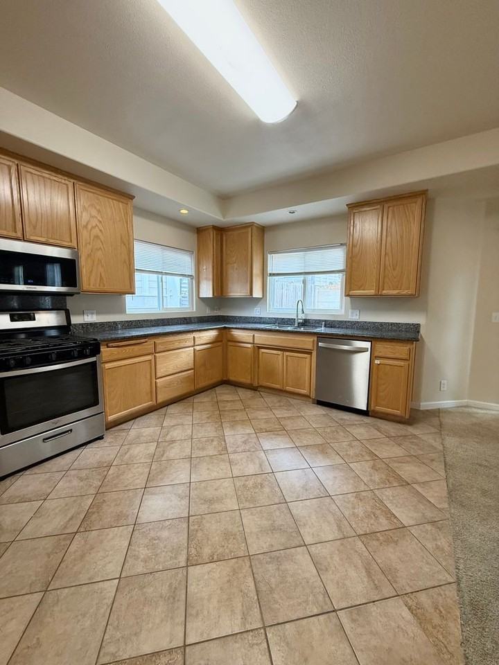 297 Oak Grove Ct - Photo 5 of 34