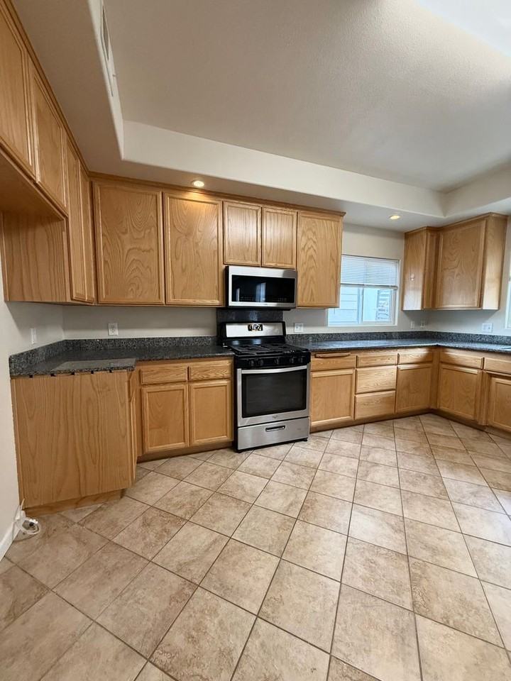 297 Oak Grove Ct - Photo 6 of 34