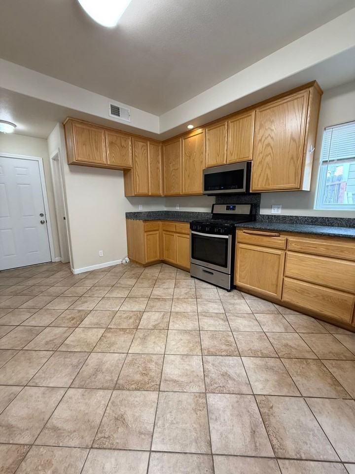 297 Oak Grove Ct - Photo 7 of 34