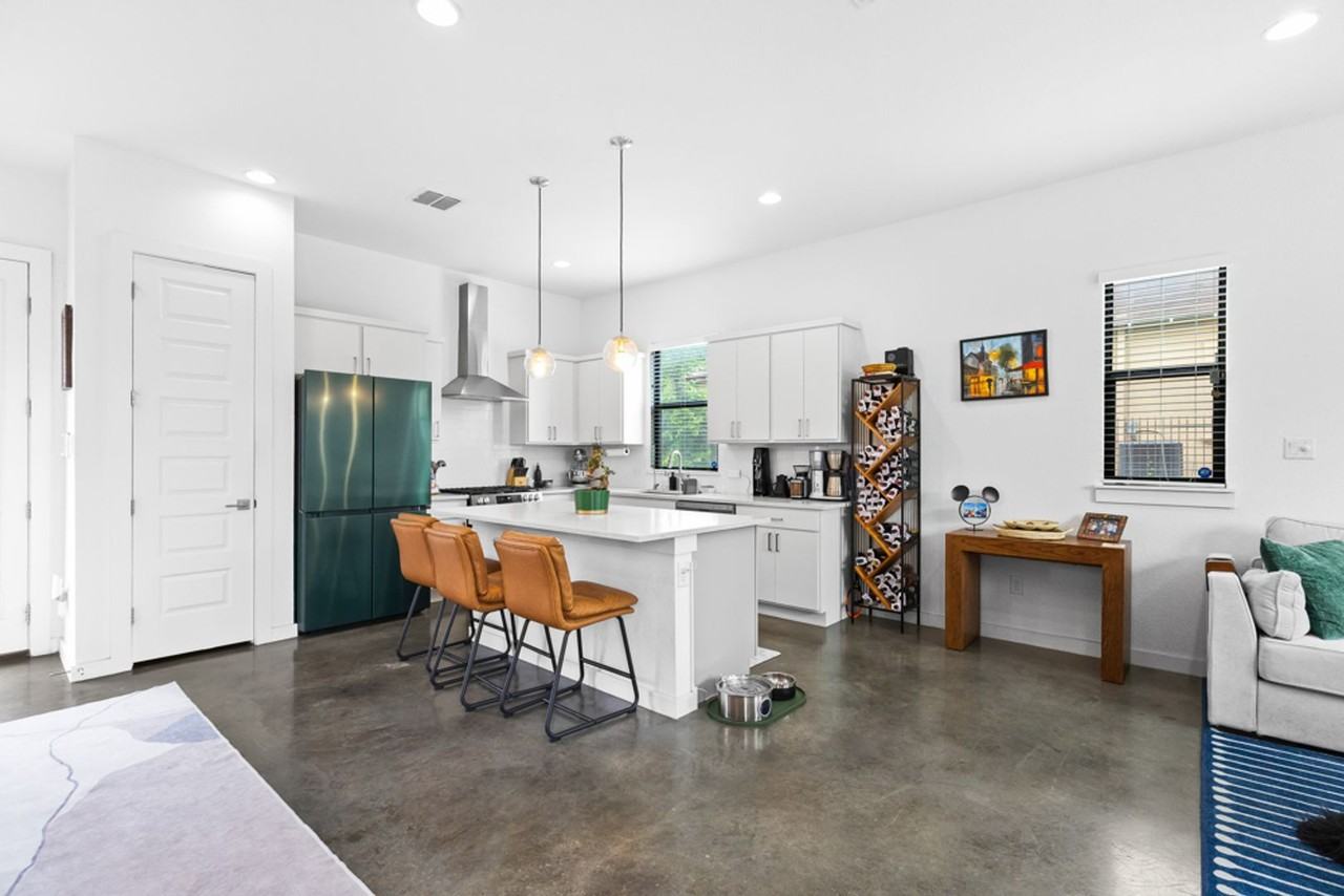 918 N Olive St - Photo 3 of 24