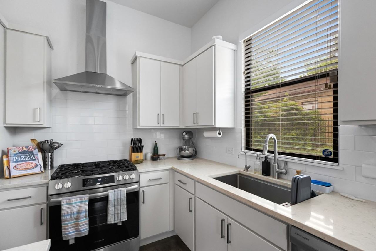 918 N Olive St - Photo 4 of 24