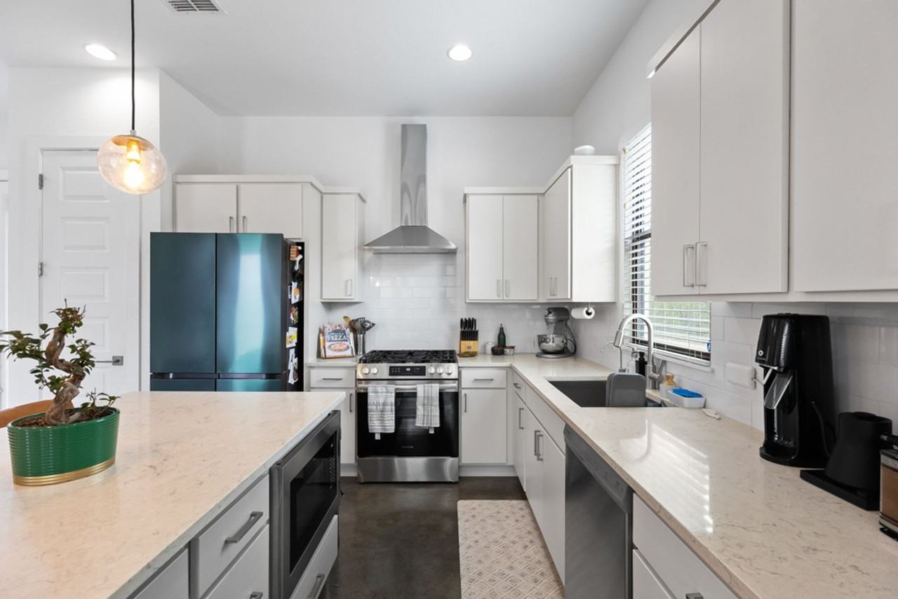 918 N Olive St - Photo 5 of 24